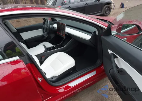 2018 Tesla Model 3 Long Range/Mid Range z USA, uszkodzony, nr VIN 5YJ3E1EA5JF167527